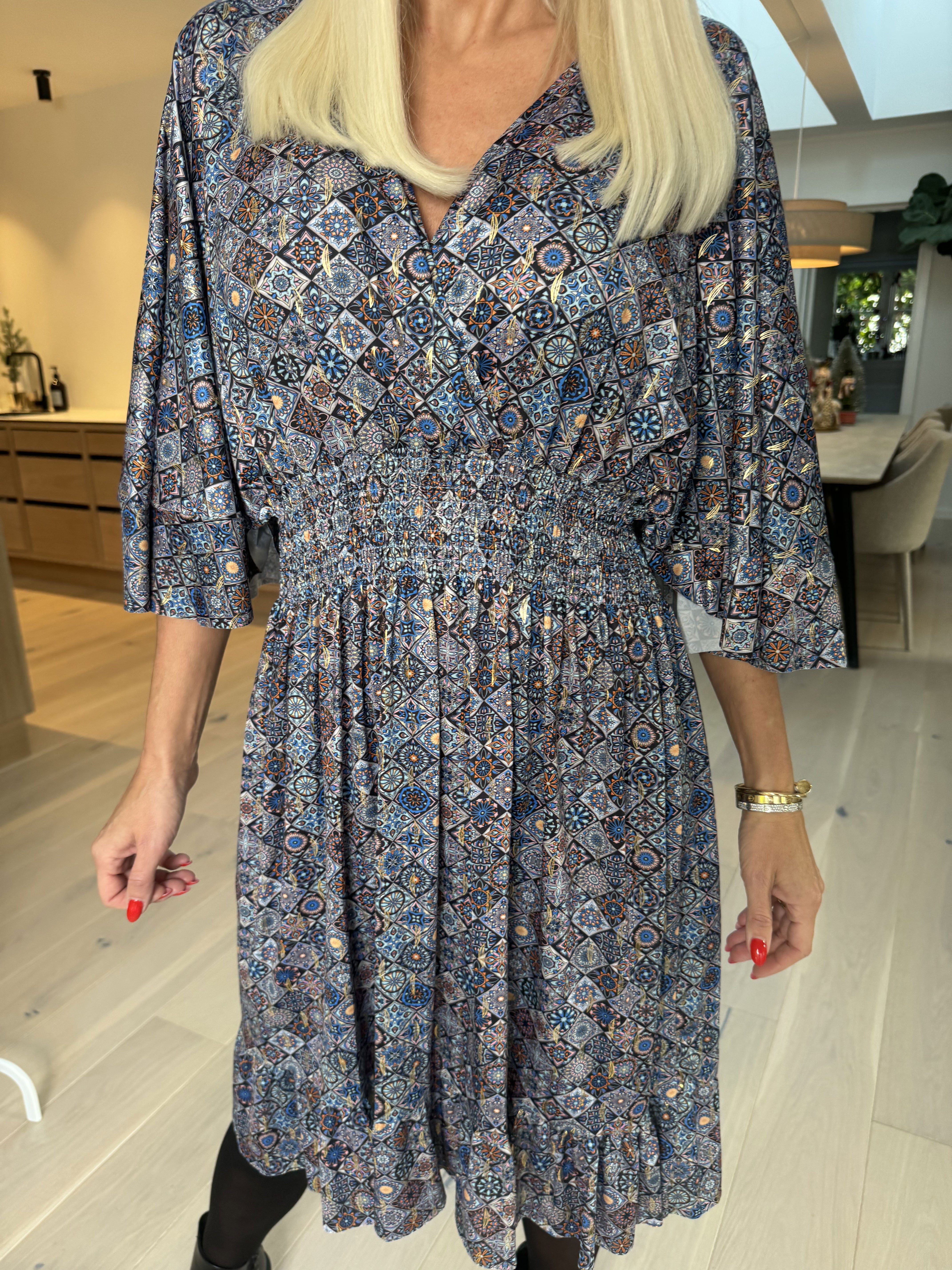 Pamela Mosaic Short - Elastisk kjole med flæser og smock